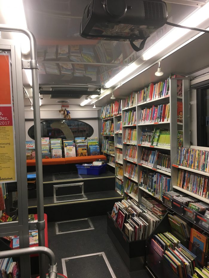 Innenraum eines Bücherbusses, der nur Schulen anfährt.