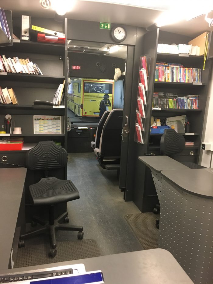 Fahrerhäuschen und Arbeitsplatz in einem Bücherbus
