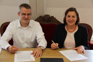 Die Schulleiterin des Emmy-Noether-Gymnasiums Gertrud Reichert-Brod und der Leiter der Stadtbibliothek Tobias Sack haben am 22. Juni 2018 gemeinsam eine Vereinbarung unterschrieben.
