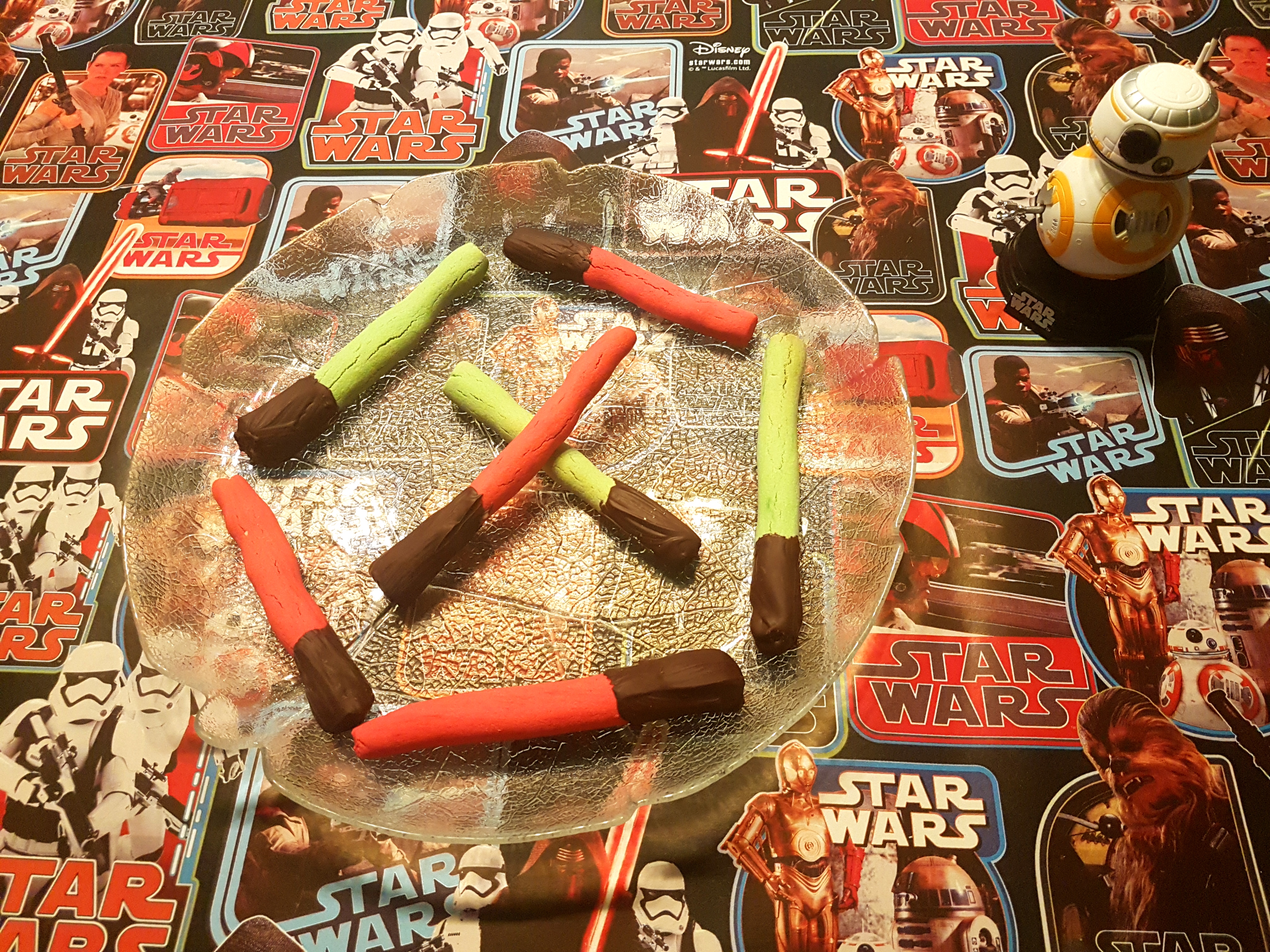 Fertige Lichtschwert-Kekse in grün und rot.