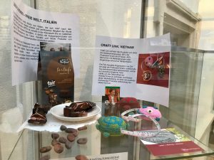 Ausstellungsrundgang Vitrine mit Fair Trade Produkten