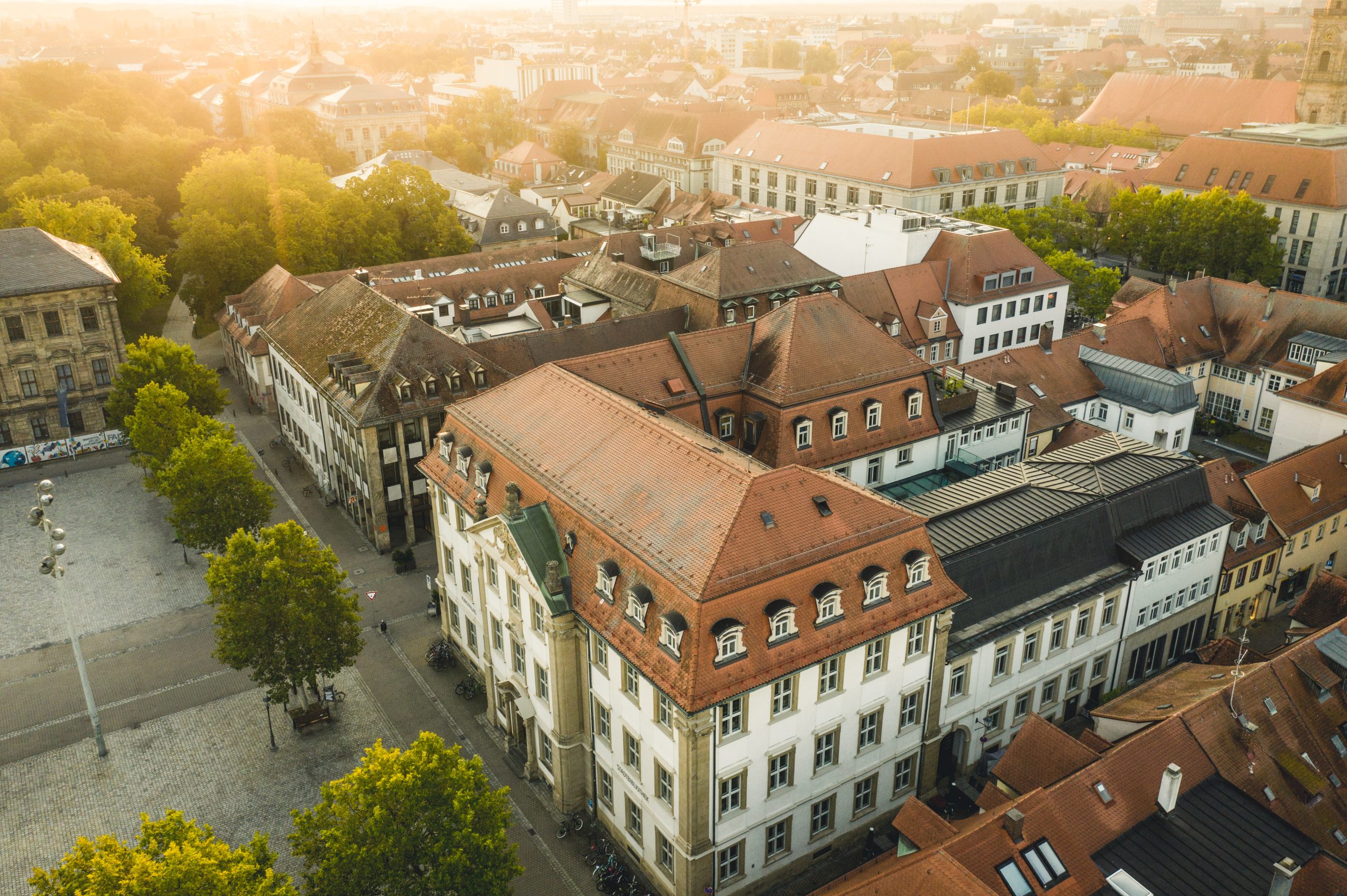 Blick auf die Stadtbibliothek Erlangen von oben