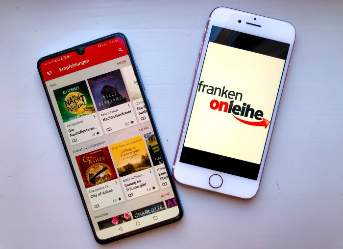 Zwei Smartphones zeigen die App der Franken-Onleihe
