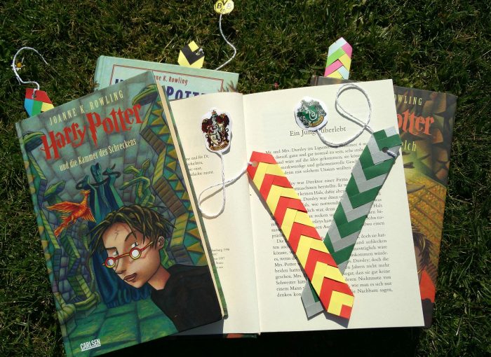 Die DIY Lesezeichen liegen in einem aufgeschlagenen Harry Potter Buch.
