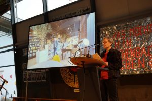 Infoabend Claudia Nägel von derStadtbibliothek spricht