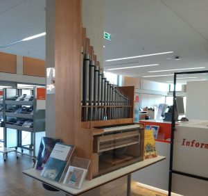 Eine Orgel in der Musikbibliothek CC0
