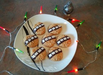 Wookie-Cookies auf einem Teller, dekoriert mit einer Lichtschwer-Lichterkette und einer BB8-Figur