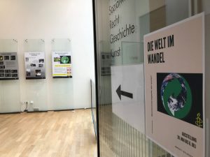 Die Welt im Wandel - Ausstellung in Stadtbibliothek - Eingang