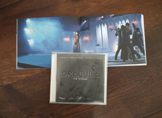 Die CD vom Musical Dracula und ein Programmheft