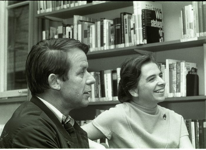 Lesung Siegfried Lenz mit der damaligen Leiterin Elisabeth Jung 1969 (c) Stümpel, Stadtarchiv Erlangen