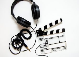 Kopfhörer mit Kabel und Filmklappe