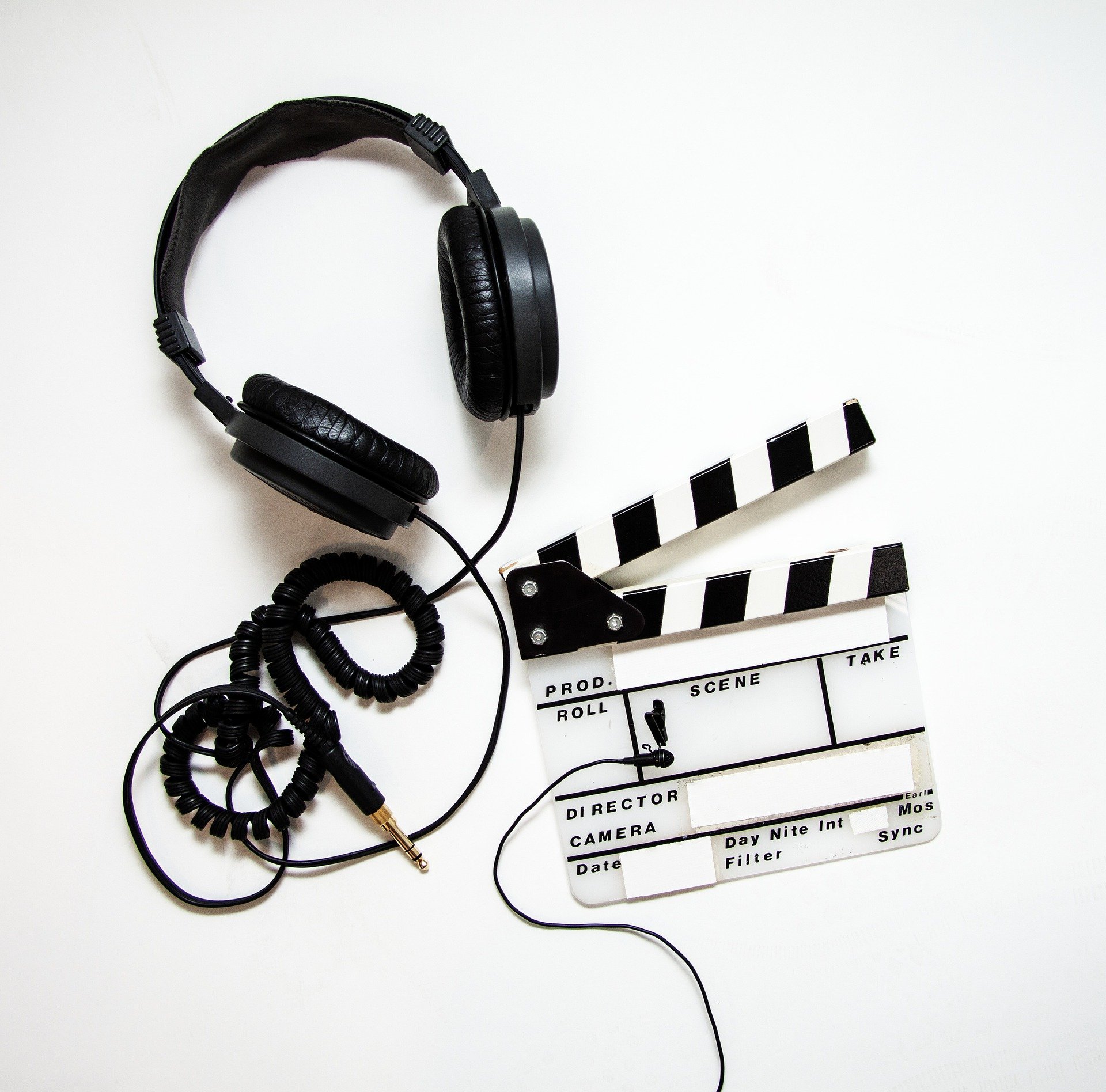Kopfhörer mit Kabel und Filmklappe