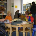 Heka Kinderbibliothek runder Tisch Kinder
