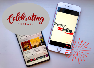 Celebrating 10 Years: Zu sehen sind Smartphones mit Onleihe-App