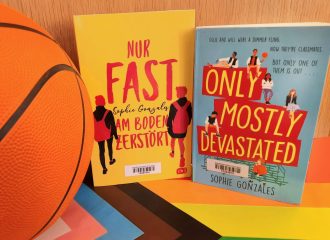 Die Bücher "Only mostly devastated" und "Nur fast am Boden zerstört" stehen neben einem Basketball. Darunter liegt eine Pride-Flagge