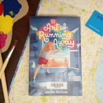 Das Buch "The art of running away" liegt auf einer Karte von London. Daneben liegen eine Oystercard und Pinsel mit Farbe.