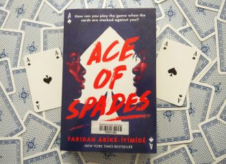 Das Buch "Ace of Spades" liegt auf Spielkarten.