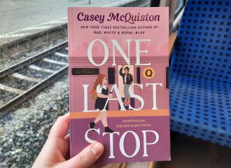 Das Buch One last stop in einem Zug.