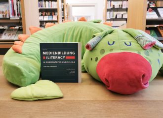 Das Buch „Medienbildung und Literacy“ in der Pädagogikabteilung der Stadtbibliothek