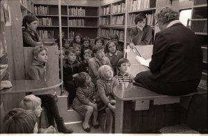 Das Bild zeigt eine Märchenlesung in der ersten Fahrbibliothek.