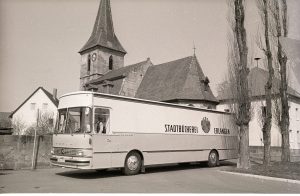 Das Bild zeigt den 1978 eingeweihten Bücherbus in Tennenlohe.