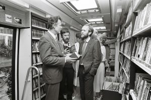 Das Bild zeigt unter anderem den damaligen Oberbürgermeister Dr. Dietmar Hahlweg und den damaligen Bibliotheksleiter Joachim Bahler im neuen Bücherbus.