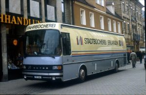 Das Bild zeigt den Bücherbus in der Hauptstraße.