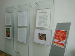 Ausstellungsrundgang Ortsschimpfnamen Stadtbibliothek Erlangen