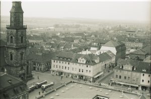 Blick 1959 von oben auf den Hugenottenplatz mit Hugenottenkirche, Heka und Schuh-Schuster.