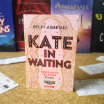 Das Buch "Kate in Waiting", im Hintergrund stehen Programmhefte von Musicals