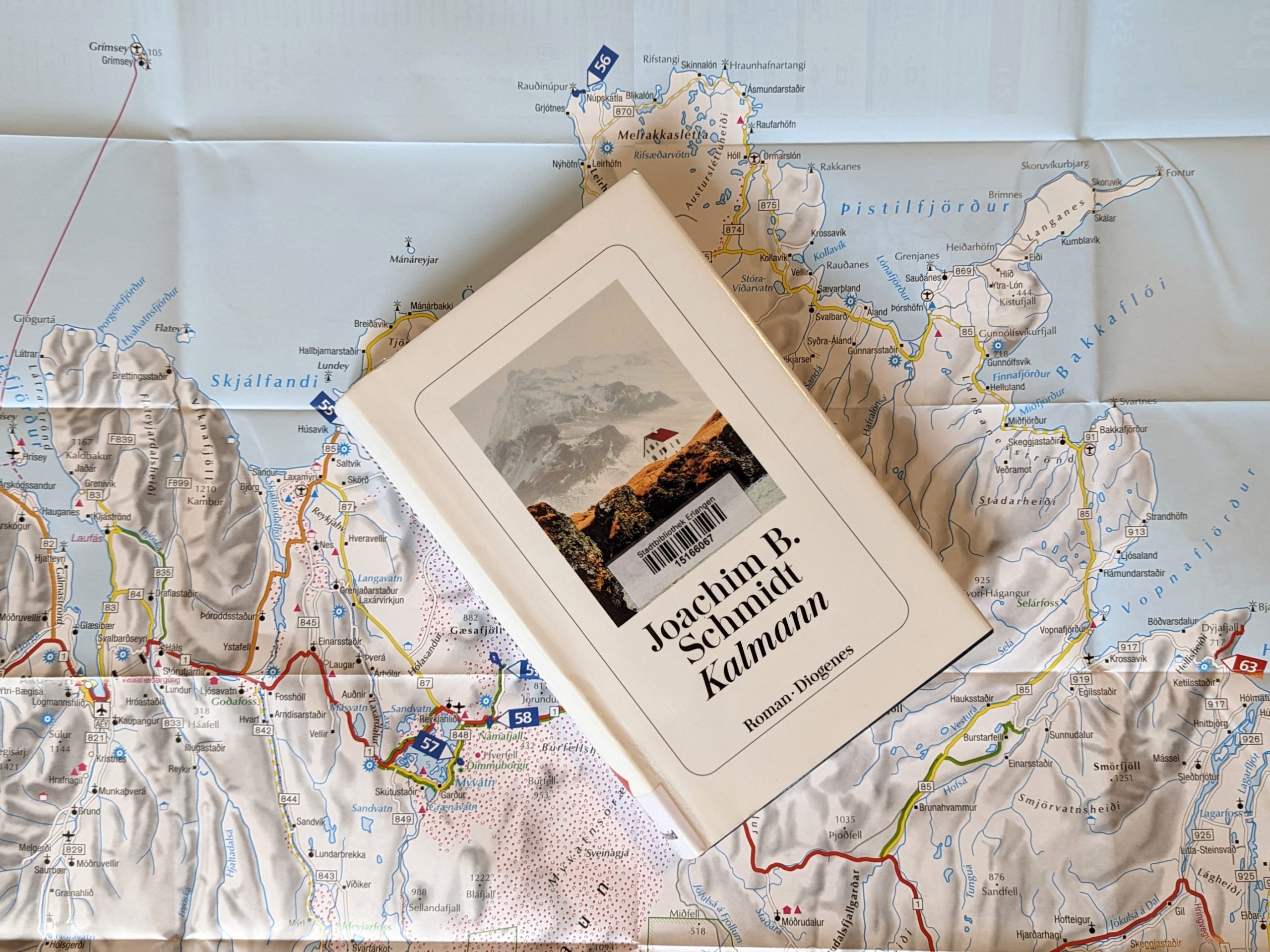 Das Buch "Kalmann" von Joachim B. Schmidt liegt auf einer Landkarte des nördlichen Islands.