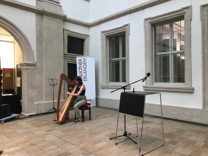Ausstellungseröffnung Musikerin an Harfe