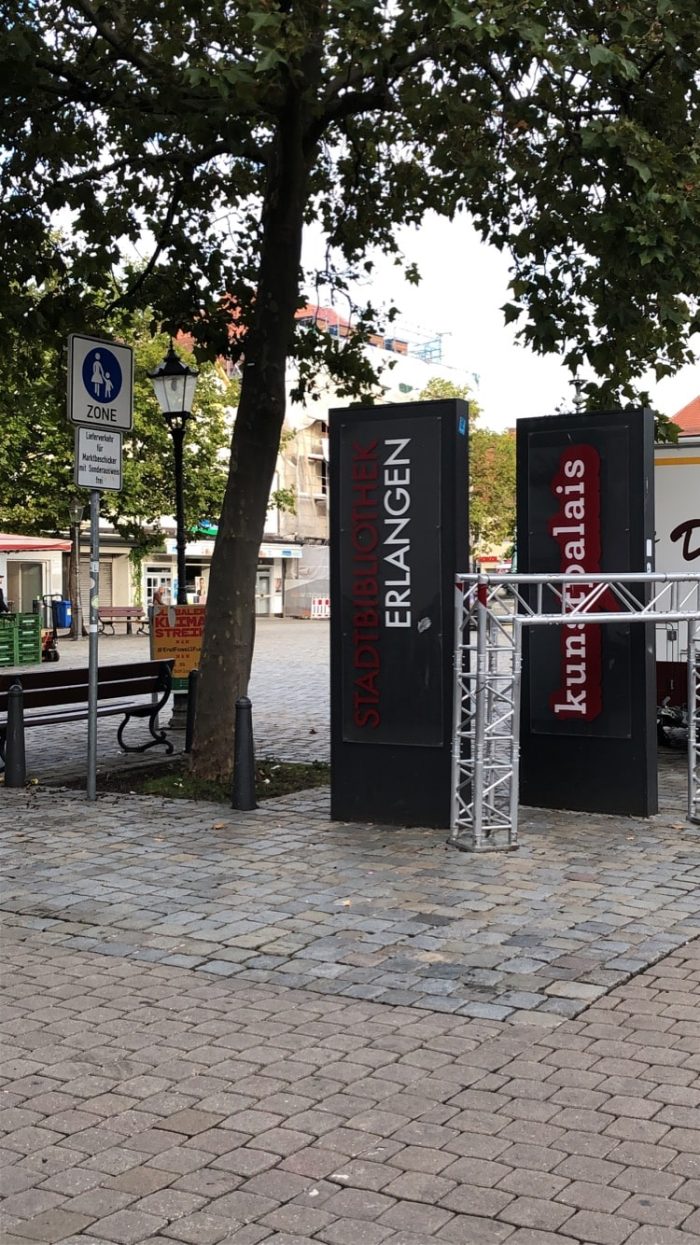 Stelen vor der Bibliothek am Marktplatz Erlangen