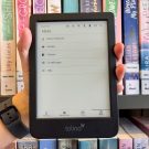 Onleihe am Tolino vor Bücherregal