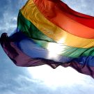 Regenbogenflagge vor blauen Himmel